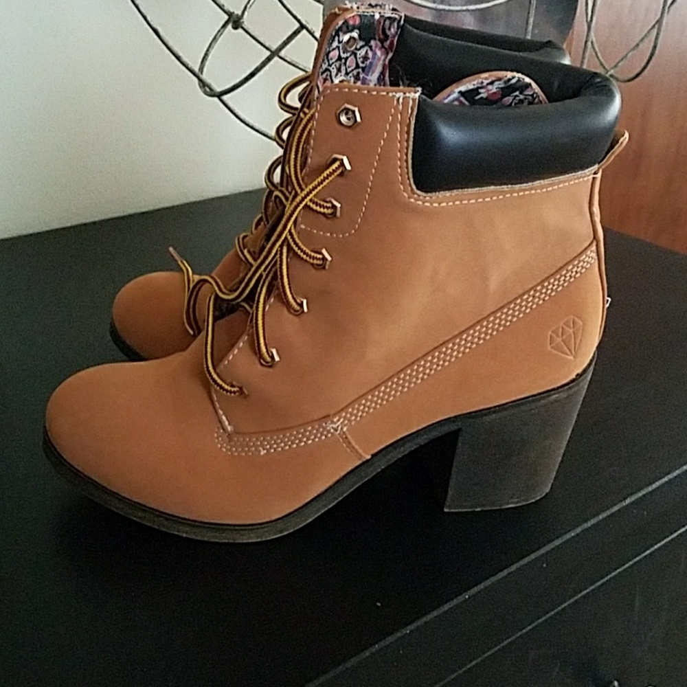 High heel boots look like workbooks